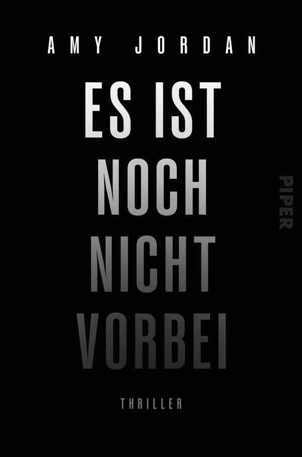 Das Buchcover zeigt einen schwarzen Hintergrund. Der Titel „ES IST NOCH NICHT VORBEI“ ist in großen, halbfetten Buchstaben in einem Verlauf von Weiß zu Grau gestaltet und erstreckt sich vertikal über die Mitte des Covers. Der Autorennamen „AMY JORDAN“ befindet sich oben, in schmaler, weißer Schrift. Unten ist das Wort „THRILLER“ in kleinerer, grauer Schrift platziert. Die klare Typografie und die reduzierte Farbpalette vermitteln eine spannende und geheimnisvolle Atmosphäre.