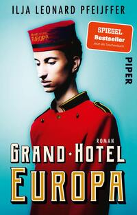 Das Buchcover zeigt ein portraitartiges Motiv eines männlichen Hoteldieners mit einer roten Uniform und einer entsprechenden Kappe. Der Hintergrund ist in kräftigen Blau- und Grautönen gehalten, was eine melancholische Atmosphäre erzeugt. In der oberen linken Ecke steht in roter Schrift „SPIEGEL Bestseller“, während der Titel „GRAND HOTEL EUROPA“ in großen, schwarzen Buchstaben am unteren Rand platziert ist. Der Verfassername „ILJA LEONARD PFEIFFER“ ist darüber in kleinerer Schrift zu finden. Rechts oben ist der Verlagsname „PIPER“ abgedruckt.