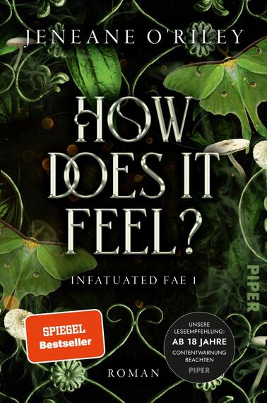 Das Buchcover zeigt auf einem dunklen Hintergrund üppige grüne Blätter und weiße Blumen, die mit zarten glühenden Elementen durchzogen sind. Der Titel „HOW DOES IT FEEL?“ hebt sich prominent in großen, geschwungenen, silbernen Buchstaben ab. Darunter steht der Untertitel „Infatuated Fae I“ in einer schlichten Schriftart. Die Atmosphäre ist mystisch und geheimnisvoll, was auf den fantastischen Inhalt hindeutet. Ein Hinweis „AB 18 JAHRE“ ist sichtbar, um die Altersfreigabe zu verdeutlichen.
