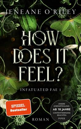 Das Buchcover zeigt auf einem dunklen Hintergrund üppige grüne Blätter und weiße Blumen, die mit zarten glühenden Elementen durchzogen sind. Der Titel „HOW DOES IT FEEL?“ hebt sich prominent in großen, geschwungenen, silbernen Buchstaben ab. Darunter steht der Untertitel „Infatuated Fae I“ in einer schlichten Schriftart. Die Atmosphäre ist mystisch und geheimnisvoll, was auf den fantastischen Inhalt hindeutet. Ein Hinweis „AB 18 JAHRE“ ist sichtbar, um die Altersfreigabe zu verdeutlichen.