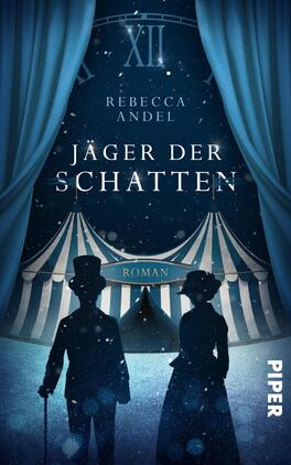 Das Buchcover zeigt eine schneebedeckte Szenerie mit einer Zirkusarchitektur im Hintergrund. Vor dieser Kulisse stehen zwei stilisierte Silhouetten, eine männliche und eine weibliche Figur, die elegant gekleidet sind. Die Farbpalette besteht aus tiefen Blau- und Grautönen, ergänzt durch weiße Schneeflocken. Der Titel „Jäger der Schatten“ erscheint in großer, offener Schrift, während der Autorennamen „Rebecca Andel“ darüber in kleinerer, eleganter typografischer Schrift platziert ist.