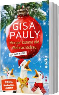 Das Buchcover zeigt eine große glänzende rote Christbaumkugel im oberen Zentrum, auf der in weißer Großschrift der Autorenname „GISA PAULY“ und darunter der Titel „Morgen kommt die Weihnachtsfrau“ stehen; oben in verschnörkelter Schrift „Mamma Carlotta ermittelt“. Drei fröhliche Möwen mit Weihnachtsmütze, Lametta und Schal im Vordergrund vor winterblauem Himmel, Tannenzweigen und einem Leuchtturm. Orangefarbener Badge mit „SPIEGEL Bestseller-Autorin“ unten links.