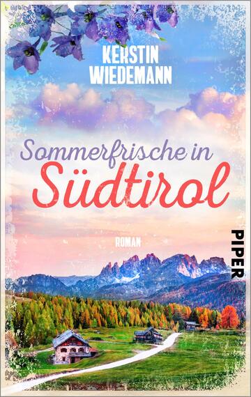 Das Buchcover zeigt eine malerische Landschaft mit sanften Hügeln und majestätischen Bergen im Hintergrund, die von einer warmen Farbpalette in sanften Rosatönen und leichtem Blau geprägt ist. Im Vordergrund sind blühende Pflanzen und eine rustikale Hütte zu sehen, die eine einladende Atmosphäre vermitteln. Der Titel „Sommerfrische in Südtirol“ ist in einer eleganten Schriftart in Rot gehalten, während der Autorname „Kerstin Wiedemann“ in schlichtem Weiß darüber positioniert ist. Am unteren Rand steht das Wort „Roman“ in dezentem Schriftzug.