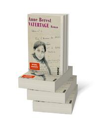 Bücherstapel des Buches „Vatertage“