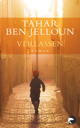 Das Buchcover zeigt einen Jungen in einem engen, lichtdurchfluteten Gassenbereich, der auf einem gepflasterten Boden läuft. Die warmen Farbtöne der Umgebung, insbesondere Gelb und Orange, vermitteln eine melancholische, aber auch nostalgische Atmosphäre. Der Titel „VERLASSEN“ sowie der Name des Autors „TAHAR BEN JELLOUN“ sind in großer, weißer Schrift oben auf dem Cover platziert und heben sich deutlich vom Hintergrund ab. Der Begriff „Roman“ ist in kleinerer Schrift unter dem Titel zu finden.