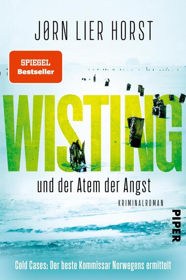 Das Buchcover zeigt den Titel „Wisting und der Atem der Angst“ in großen, grünen Buchstaben, die teils transparent sind und eine mysteriöse Atmosphäre vermitteln. Darunter steht „Kriminalroman“ in schwarzer Schrift. Im Hintergrund ist eine winterliche Landschaft mit schneebedecktem Boden und schemenhaften Figuren oder Objekten zu sehen, die im Nebel verschwinden. Am oberen Rand befindet sich ein rotes „SPIEGEL Bestseller“-Label. Das Cover trägt das Logo des Verlags „Piper“ in der unteren rechten Ecke.