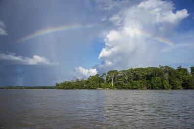 Insel mit Regenbogen darüber