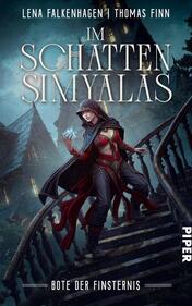 Das Buchcover zeigt eine mystische Figur in einem roten Umhang, die auf einer Wendeltreppe steht. Der Hintergrund zeigt ein dunkles, verwunschenes Haus unter einem klaren, blauen Himmel. Die Schriftzüge „IM SCHATTEN SIMYALAS“ und „BOTE DER FINSTERNIS“ sind in eleganten, silbernen Buchstaben gehalten. Die Atmosphäre ist geheimnisvoll und spannend, passend zum Fantasy-Genre. Autoren und Autorinnen sind Lena Falkenhagen und Thomas Finn.