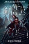 Das Buchcover zeigt eine mystische Figur in einem roten Umhang, die auf einer Wendeltreppe steht. Der Hintergrund zeigt ein dunkles, verwunschenes Haus unter einem klaren, blauen Himmel. Die Schriftzüge „IM SCHATTEN SIMYALAS“ und „BOTE DER FINSTERNIS“ sind in eleganten, silbernen Buchstaben gehalten. Die Atmosphäre ist geheimnisvoll und spannend, passend zum Fantasy-Genre. Autoren und Autorinnen sind Lena Falkenhagen und Thomas Finn.