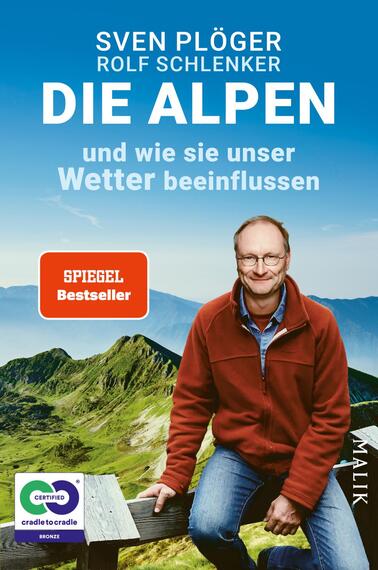 Das Buchcover zeigt eine alpine Landschaft mit sanften Hügeln und schneebedeckten Gipfeln im Hintergrund. Im Vordergrund steht ein Mann mit Brille, der freundlich in die Kamera lächelt und ein blaues Hemd trägt. Der Titel „DIE ALPEN“ ist in großen, weißen Buchstaben oben auf dem Cover platziert. Darunter steht „und wie sie unser Wetter beeinflussen“ in kleinerer Schrift. Ein rotes Rechteck mit dem Text „SPIEGEL Bestseller“ befindet sich in der unteren linken Ecke. Die Atmosphäre wirkt einladend und informativ.