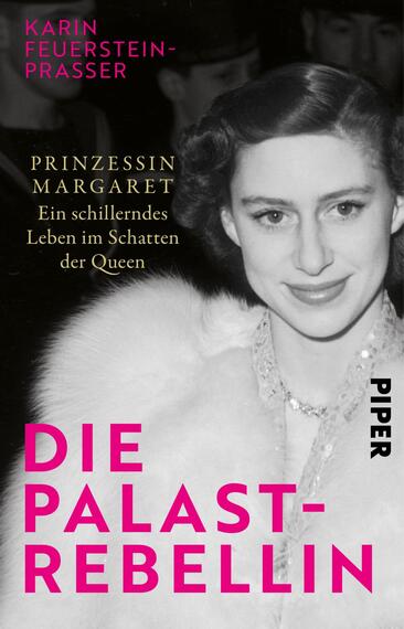 Das Buchcover zeigt ein Porträt von Prinzessin Margaret in Schwarz-Weiß, umgeben von einem eleganten, weißen Pelzmantel. Ihr freundlicher Gesichtsausdruck strahlt eine nostalgische Atmosphäre aus. Der Titel „DIE PALAST-REBELLIN“ ist in großen, pinken Buchstaben am unteren Rand des Covers platziert, während der Untertitel „Ein schillerndes Leben im Schatten der Queen“ in kleinerer, heller Schrift darüber steht. Oben links sind der Autor und der Verlag in schlichter, schwarzer Schrift vermerkt.