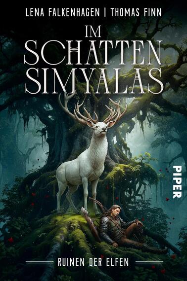 Das Buchcover zeigt einen mystischen Wald mit einem majestätischen, weißen Hirsch im Vordergrund, dessen Geweih mit Pflanzen verziert ist. In einer ruhigen Pose sitzt eine Figur in abenteuerlicher Garderobe im Hintergrund, umgeben von üppigem Grün und roten Blüten. Der Titel „IM SCHATTEN SIMYALAS“ steht in großem, weißem Schriftzug über dem Bild, gefolgt vom Untertitel „RUINEN DER ELFEN“ in kleinerer Schrift. Das Cover vermittelt eine Atmosphäre von Fantasie und Geheimnis.