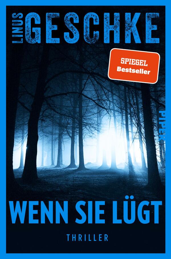 Das Buchcover zeigt eine düstere Waldlandschaft, in tiefen Blau- und Schwarz-Tönen gehalten. Im Vordergrund sind schlanke, stilisierte Baumstämme sichtbar, die in einen nebligen Hintergrund übergehen. Der Titel „WENN SIE LÜGT“ ist in großen, weißen Buchstaben oben platziert, während der Autorname „LINUS GESCHKE“ sich links oben in blauer Schrift abhebt. Ein rotes Etikett mit dem Text „SPIEGEL Bestseller“ ist oben rechts angebracht. Die Gesamtatmosphäre vermittelt ein Gefühl von Spannung und Geheimnis.