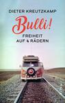 Das Buchcover zeigt einen orangefarbenen VW-Bus, der auf einer Schienenstrecke steht, umgeben von einer weitläufigen, menschenleeren Landschaft. Der Himmel ist hellblau und vermittelt eine nostalgische Atmosphäre. Oberhalb des Busses steht in einer schwungvollen, roten Schrift „Bulli!“, darunter in schwarzer Schrift „FREIHEIT AUF 4 RÄDERN“. Der Name des Autors, Dieter Kreutzkamp, ist in schlichter schwarzer Schrift am oberen Rand platziert.