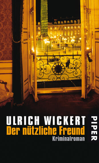 Das Buchcover zeigt einen Blick aus einem eleganten Fenster in ein stilvolles, beleuchtetes Stadtbild. Die warmen Gelbtöne der Innenraumbeleuchtung kontrastieren mit der Dunkelheit der Nacht. Im Vordergrund ist eine dekorative Fensterbank und ein detailreiches Geländer zu sehen. Der Titel „Der nützliche Freund“ sowie der Autor Ulrich Wickert sind in prägnanter, weißer Schrift platziert, während der Verlagsname „Piper“ in kleinerer Schrift daneben steht. Die Atmosphäre vermittelt ein Gefühl von Geheimnis und Spannung.