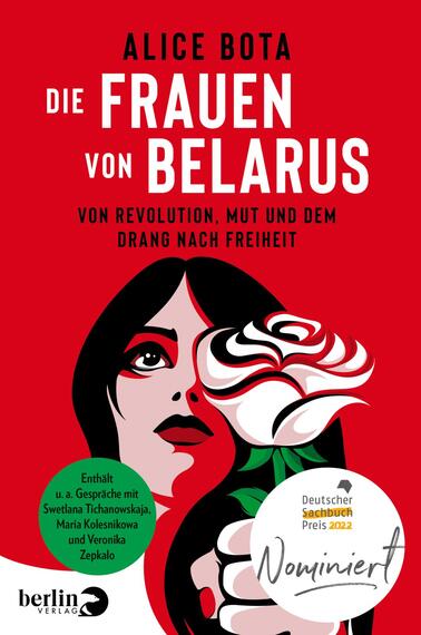 Das Buchcover zeigt auf einem kräftig roten Hintergrund das Porträt einer Frau mit langen, schwarzem Haar und intensiven Gesichtszügen. Sie hält eine weiße Rose, die symbolisch für Hoffnung und Widerstand steht. Der Titel „DIE FRAUEN VON BELARUS“ ist in großen, weißen Buchstaben oben platziert, während unten der Untertitel „Von Revolution, Mut und dem Drang nach Freiheit“ in kleinerer Schrift erscheint. Der Verweis auf den „Deutschen Sachbuchpreis 2022“ ist ebenfalls prominent in einer eleganten Schriftart zu sehen.