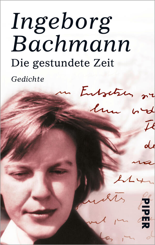 Das Buchcover zeigt eine portraitartige Fotografie von Ingeborg Bachmann, die mit einem nachdenklichen Ausdruck in die Kamera blickt. Der Hintergrund ist hell und unscharf gehalten, wodurch der Fokus auf ihr Gesicht gelegt wird. Der Titel „Die gestundete Zeit“ und das Wort „Gedichte“ sind in eleganten, schwarzen Buchstaben oben und unten angeordnet, während der Name der Autorin deutlich hervorgehoben wird. Eine handschriftliche Notiz in Rot verleiht dem Cover eine persönliche Note und unterstreicht die poetische Natur des Werkes.