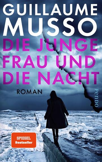 Das Buchcover zeigt einen düsteren, bewölkten Himmel über einem rauen Meer in Grautönen. Im Vordergrund steht eine silhouettenhafte Person in einem langen, schwarzen Mantel, die dem Betrachter den Rücken zugewandt ist. Die Titelgestaltung in prägnantem Weiß und leuchtendem Pink hebt sich stark ab und reflektiert eine spannende Atmosphäre. Der Autorename „Guillaume Musso“ steht oben, während der Titel „Die junge Frau und die Nacht“ in großem, auffälligem Schriftzug erscheint. Mit dem Zusatz „Roman“ wird die Buchkategorie gekennzeichnet. Ein orangefarbener Feld mit dem Text „SPIEGEL Bestseller“ ist in der unteren linken Ecke platziert.