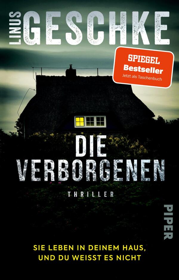 Das Buchcover zeigt ein düsteres, stimmungsvolles Haus in einer bedrohlichen Umgebung, umgeben von unheimlichen Schatten und einer grauen Stimmung. Der Titel „DIE VERBORGENEN“ ist in großen, auffälligen Buchstaben in einem dunklen Farbton gestaltet, während der Schriftzug „THRILLER“ in kleinerer Schrift darunter hervorsticht. In der oberen rechten Ecke befindet sich ein rotes Etikett mit der Aufschrift „SPIEGEL Bestseller – Jetzt als Taschenbuch“. Die Farben dominieren in dunklen Blautönen und Schwarz, was die geheimnisvolle Atmosphäre unterstreicht. Der Autor Linus Geschke ist am oberen Rand in hellem Weiß platziert.