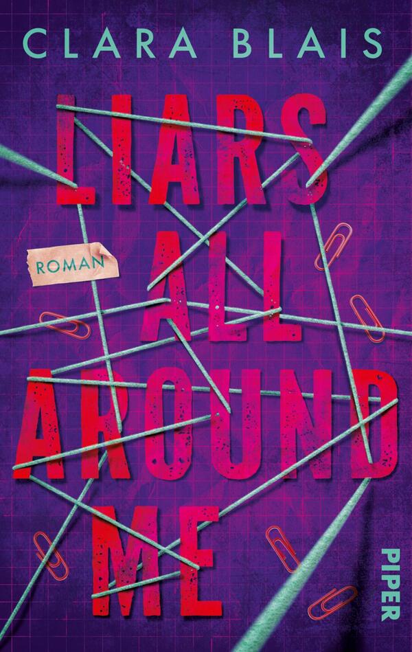 Das Buchcover zeigt einen tiefvioletten Hintergrund, der mit feinen, hellgrünen Linien und Büroklammern durchzogen ist. Im Vordergrund stehen die großen, kräftig roten Buchstaben „LIARS ALL AROUND ME“, die sich hervorheben. Der Titel ist prominent platziert, während der Zusatz „Roman“ in einer unauffälligen, handschriftlichen Schriftart auf einem weißen Hintergrund unten links zu sehen ist. Der Name der Autorin, Clara Blais, ist oben in einer klaren Schriftart angebracht.