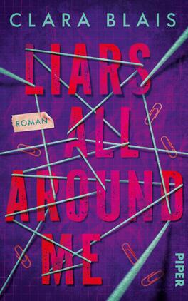 Das Buchcover zeigt einen tiefvioletten Hintergrund, der mit feinen, hellgrünen Linien und Büroklammern durchzogen ist. Im Vordergrund stehen die großen, kräftig roten Buchstaben „LIARS ALL AROUND ME“, die sich hervorheben. Der Titel ist prominent platziert, während der Zusatz „Roman“ in einer unauffälligen, handschriftlichen Schriftart auf einem weißen Hintergrund unten links zu sehen ist. Der Name der Autorin, Clara Blais, ist oben in einer klaren Schriftart angebracht.