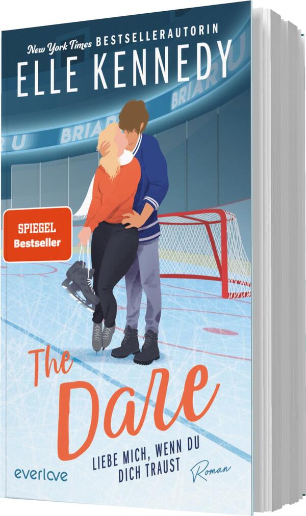 Das Buchcover zeigt ein romantisches Szenario auf einer Eissportfläche. Im Vordergrund befindet sich ein Pärchen, das sich umarmt; der Mann trägt ein dunkelblaues Sportoutfit, die Frau ein rotes Oberteil. Die Farbgestaltung ist hell und frisch, mit einem blauen Hintergrund und orangefarbenen Akzenten für den Titel „The Dare“ sowie dem Untertitel „Liebe mich, wenn du dich traust“. Der Vermerk „SPIEGEL Bestseller“ ist hervorgehoben. Der Autor ist Elle Kennedy.