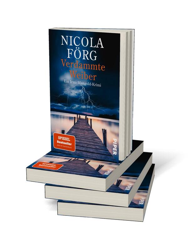 Bücherstapel des Buches „Verdammte Weiber“