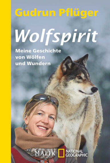 Das Buchcover zeigt einen lächelnden, kürzhaarschnittenen Menschen mit Sonnenbrille und Outdoor-Bekleidung im Vordergrund, neben einem Wolf, der neugierig in die Ferne blickt. Die Farben sind hell und freundlich, mit einem gelben Hintergrund, der positive Stimmung vermittelt. Der Titel „Wolfspirit“ ist groß und prominent in weißen Buchstaben gesetzt, begleitet von dem Untertitel „Meine Geschichte von Wölfen und Wundern“ in kleinerer Schrift. Oben ist der Name der Autorin Gudrun Pflüger in leuchtendem Gelb platziert.