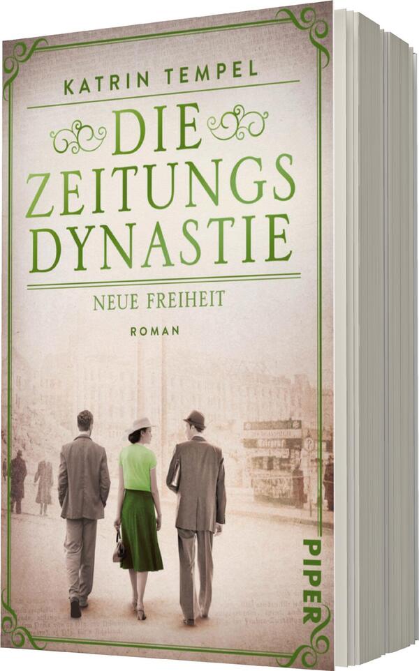 Das Buchcover zeigt drei Personen in eleganter Kleidung, die eine historische Straße entlanggehen. Die Farbgestaltung ist in sanften, gedeckten Tönen gehalten, wobei Grün und Beige dominieren. Der Titel „DIE ZEITUNGS-DYNASTIE“ ist in einer großen, geschwungenen Schriftart angeordnet, darüber der Autorenname Katrin Tempel in kleinerer Schrift. Unter dem Titel steht „NEUE FREIHEIT“ sowie das Wort „ROMAN“. Der Gesamtlook vermittelt eine nostalgische Atmosphäre.