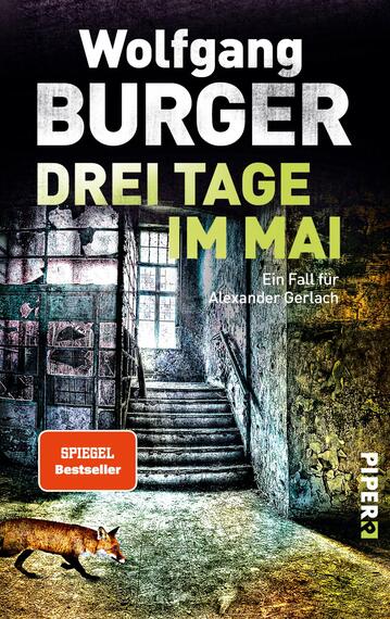 Das Buchcover zeigt eine düstere Treppe in einem verlassenen Gebäude, umgeben von bröckelndem Putz und zerbrochenen Fenstern. In der Bildmitte erkennt man eine scheue Füchsin. Der Titel „Drei Tage im Mai“ ist in großen, auffälligen grünen Buchstaben platziert, während der Autor „Wolfgang Burger“ in wuchtigen weißen Lettern darüber steht. Am unteren Rand befindet sich ein rotes Feld mit dem Text „SPIEGEL Bestseller“. Die Atmosphäre ist geheimnisvoll und spannend, passend zu einem Kriminalroman.