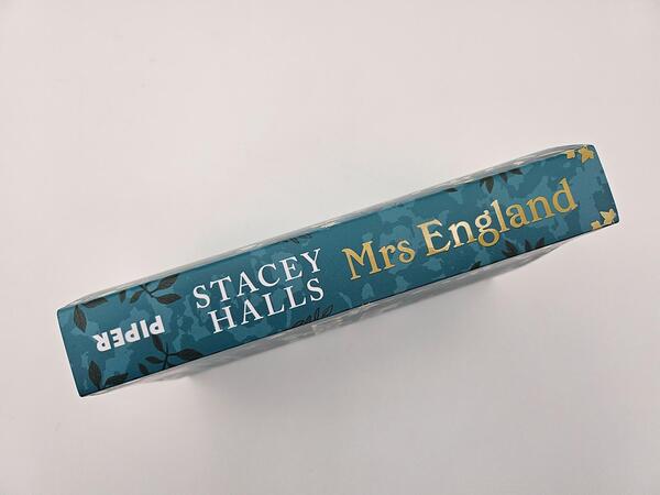 Innenansicht des Buches „Mrs England“