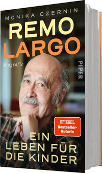 Das Buchcover zeigt ein Portrait von Remo Largo, einem älteren Mann mit grauen Haaren und einem freundlichen Gesichtsausdruck. Er trägt ein kariertes Hemd und schaut direkt in die Kamera. Der Titel „REMO LARGO“ steht groß und orangefarben oben auf dem Cover, gefolgt von „Biografie“ in kleiner, weißer Schrift. Darunter befindet sich der Untertitel „EIN LEBEN FÜR DIE KINDER“ ebenfalls in Orange. Das Logo „PIPER“ ist in Grau am rechten Rand des Covers platziert. Die Gesamtatmosphäre des Covers vermittelt Wärme und Zugänglichkeit.