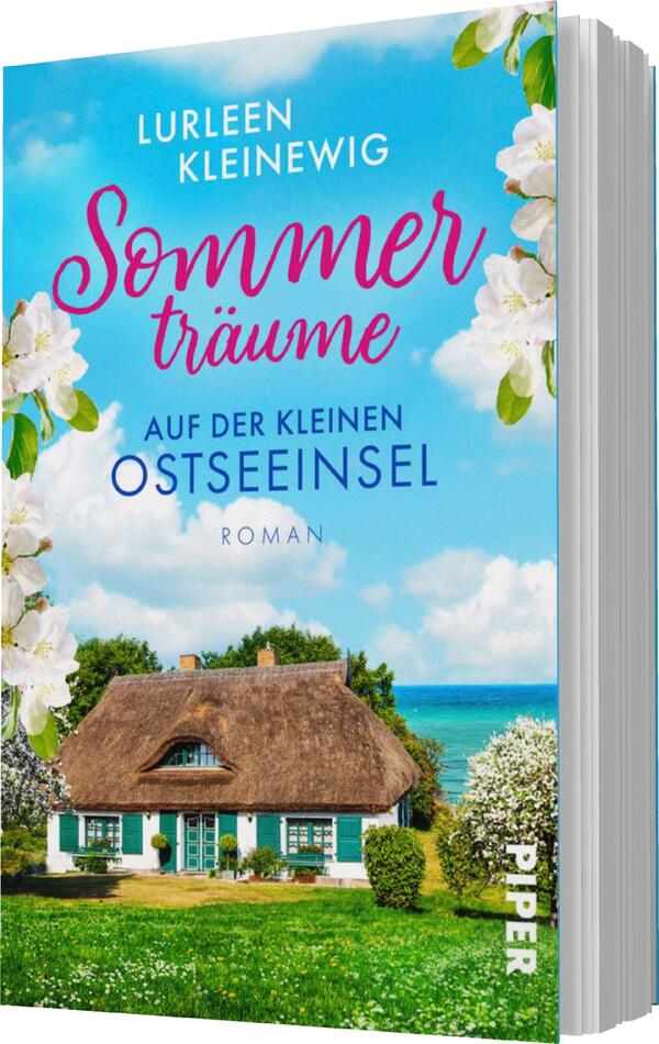 Das Buchcover zeigt ein ländliches Haus mit Reetdach, umgeben von blühenden weißen Blumen und grünem Gestrüpp. Im Hintergrund erstreckt sich eine ruhige Ostsee mit hellblauem Himmel. Der Titel „Sommerträume“ ist in schwungvollem Pink aufgebracht, darunter steht in dezentem Blau „auf der kleinen Ostseeinsel“. Der Autorinnenname Lurleen Kleinwig ist oben in Weiß platziert, während das Wort „Roman“ dezent unter dem Titel erscheint. Die Farbgebung vermittelt eine fröhliche, einladende Atmosphäre.