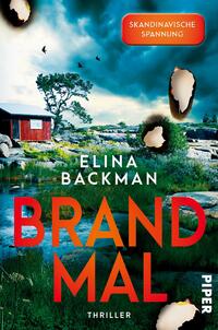 Das Buchcover zeigt eine malerische, skandinavische Landschaft mit einem roten Holzhaus, umgeben von grünen Wiesen und felsigen Ufern. Der Himmel ist dramatisch bewölkt, und schwarze Vögel fliegen darüber. Der Titel „BRANDMAL“ ist groß und in leuchtendem Orange gehalten, während der Name der Autorin „ELINA BACKMAN“ darüber in Weiß steht. Oben links befindet sich der Hinweis „SKANDINAVISCHE SPANNUNG“ in orangefarbener Schrift. Am unteren Rand ist das Wort „THRILLER“ in Weiß zu sehen.