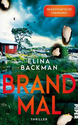 Das Buchcover zeigt eine malerische, skandinavische Landschaft mit einem roten Holzhaus, umgeben von grünen Wiesen und felsigen Ufern. Der Himmel ist dramatisch bewölkt, und schwarze Vögel fliegen darüber. Der Titel „BRANDMAL“ ist groß und in leuchtendem Orange gehalten, während der Name der Autorin „ELINA BACKMAN“ darüber in Weiß steht. Oben links befindet sich der Hinweis „SKANDINAVISCHE SPANNUNG“ in orangefarbener Schrift. Am unteren Rand ist das Wort „THRILLER“ in Weiß zu sehen.