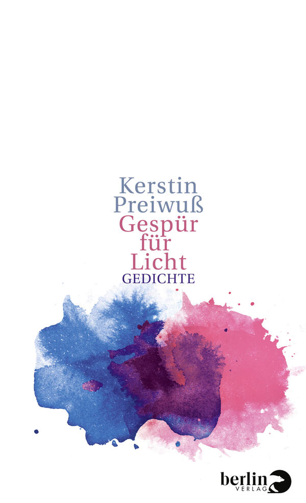 Das Buchcover zeigt eine sanfte Aquarell-Illustration in Blau- und Rosatönen, die sich diagonal über das Cover erstreckt. Der Titel „Gespräch für Licht“ und der Autorenname „Kerstin Preiuß“ sind in eleganter, moderner Typografie in Grau und Dunkelrot angeordnet. Der Begriff „GEDICHTE“ erscheint in einer klaren, schlichten Schriftart. Der Hintergrund ist überwiegend in einem hellen Weiß gehalten, was eine leichte und poetische Atmosphäre erzeugt.
