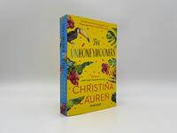 Innenansicht des Buches „The Unhoneymooners – Sie können sich nicht ausstehen und fliegen gemeinsam in die Flitterwochen“