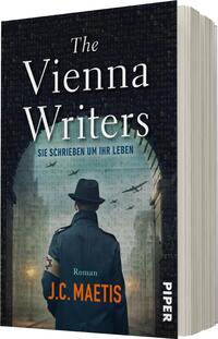 Das Buchcover zeigt einen Mann in einem langen, dunklen Mantel und einem Hut, der vor einem torartigen Eingang steht. Erblickt wird eine künstlerische Darstellung von Flugzeugen am Himmel, die eine düstere Atmosphäre schafft. Der Hintergrund ist in tiefen Blau- und Grautönen gehalten, während der Schriftzug „The Vienna Writers“ in weißer Typografie hervorsticht. Untertitel und Autorenname sind in einem sanften Gelb gehalten, was einen Kontrast zum dunklen Bild erzeugt. Der Verlag ist als „PIPER“ am unteren Rand vermerkt.
