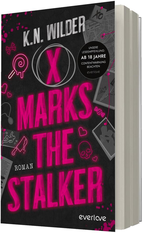 Das Buchcover zeigt einen dunklen, fast schwarzgrafitiartigen Hintergrund mit pinken Akzenten; oben steht der Autorenname „K. N. Wilder“ in weißer Großschrift. Mittig ein kreisrundes Symbol mit einem pinken X, darunter der Titel in großen leuchtend pinken Großbuchstaben „MARKS THE STALKER“. Links unten das Wort „ROMAN“ in kleiner weißer Schrift. Ein schwarzer runder Aufkleber rechts nennt „Unsere Leseempfehlung: AB 18 JAHRE“. Die Stimmung ist düster und bedrohlich.