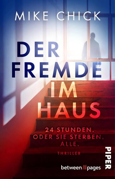 Das Buchcover zeigt einen großen, schattigen Flur mit einer Treppe, die zu einem hellen Raum führt. Oben rechts ist eine unscharfe Silhouette einer Person zu erkennen. Der Titel „DER FREMDEN IM HAUS“ steht in großen, weißen Buchstaben mittig auf dem Cover. Darunter ist der Satz „24 STUNDEN. ODER SIE STIERBEN, ALLE.“ in rot gedruckt. Der Schriftzug „THRILLER“ ist am unteren Rand in kleinerer Schrift platziert. Die Farbpalette reicht von dunklem Blau über Rot bis hin zu kräftigem Weiß, was eine spannungsgeladene Atmosphäre vermittelt.