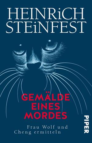 Das Buchcover zeigt einen tiefblauen Hintergrund, auf dem ein stilisiertes Katzenporträt zu erkennen ist, das in Weiß und Grau umgesetzt ist. Die kräftige Schrift der Autorennamen „HEINRICH STEINFEST“ ist oben zentriert in Großbuchstaben platziert. Unter dem Portrait befindet sich der Titel „GEMÄLDE EINES MORDES“ in auffälligem Rot, gefolgt von dem Untertitel „Frau Wolf und Cheng ermitteln“ in kleinerer Schrift. Die Atmosphäre vermittelt Spannung und Mysterie.