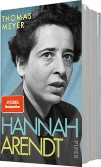 Das Buchcover zeigt ein Porträt von Hannah Arendt im Mittelpunkt. Der Hintergrund ist in einem sanften Blau gehalten, das die Ernsthaftigkeit des Themas unterstreicht. Der Titel „HANNAH ARENDT“ steht in großen, gelben Buchstaben unterhalb des Bildnisses, während der Name des Autors, „THOMAS MEYER“, in einer schmaleren Schriftart oben platziert ist. In der oberen linken Ecke befindet sich ein rotes Label mit dem Text „SPIEGEL Bestseller“. Die Kombination aus Farben und Typografie vermittelt eine nachdenkliche und respektvolle Atmosphäre.