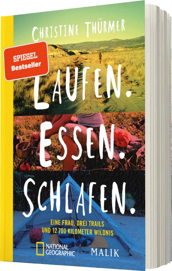 Das Buchcover zeigt eine farbenfrohe Gestaltung mit drei horizontalen Bildabschnitten, die verschiedene Landschaften präsentieren. Im oberen Bereich sind grüne Hügel zu sehen, in der Mitte eine dramatische Landschaft mit Wanderern und im unteren Abschnitt eine Nahaufnahme von einem Zelt und Kochutensilien. Der Titel „LAUFEN. ESSEN. SCHLAFEN.“ ist groß und in weißer Schrift auf schwarzem Hintergrund platziert, während der Untertitel „Eine Frau, drei Trails und 12 700 Kilometer Wildnis“ in kleinerer Schrift darunter steht. Oben links ist der Name der Autorin, Christine Thürmer, zu sehen. Ein rotes Label mit „SPIEGEL Bestseller“ hebt sich hervor.