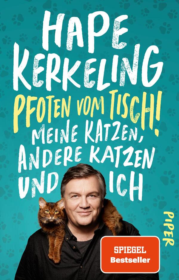 Das Buchcover zeigt einen hellblauen Hintergrund, der mit Pfotenabdrücken dekoriert ist. Im Vordergrund steht Hape Kerkeling, der eine orangefarbene Katze auf seinem Arm hält. Neben ihm sind die Titelzeilen „Pfoten vom Tisch!“ sowie „Meine Katzen, andere Katzen und ich“ in auffälligen, handschriftlichen Schriften in Gelb und Weiß platziert. Der Name des Autors, „Hape Kerkeling“, ist prominent in großer, weißer Schrift oben sichtbar. Unten rechts befindet sich ein oranger, runder Button mit der Aufschrift „SPIEGEL Bestseller“.