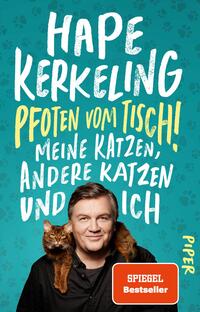 Das Buchcover zeigt einen hellblauen Hintergrund, der mit Pfotenabdrücken dekoriert ist. Im Vordergrund steht Hape Kerkeling, der eine orangefarbene Katze auf seinem Arm hält. Neben ihm sind die Titelzeilen „Pfoten vom Tisch!“ sowie „Meine Katzen, andere Katzen und ich“ in auffälligen, handschriftlichen Schriften in Gelb und Weiß platziert. Der Name des Autors, „Hape Kerkeling“, ist prominent in großer, weißer Schrift oben sichtbar. Unten rechts befindet sich ein oranger, runder Button mit der Aufschrift „SPIEGEL Bestseller“.