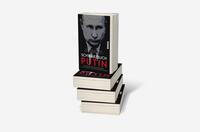 Bücherstapel des Buches „Schwarzbuch Putin“