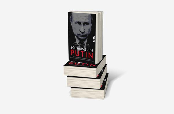 Bücherstapel des Buches „Schwarzbuch Putin“