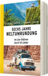 Das Buchcover zeigt einen Lkw-Oldtimer vor einer beeindruckenden Berglandschaft mit grünen Hängen und steilen Klippen. In hellen Farben gehalten, dominiert ein gelber Streifen auf der linken Seite. Der Titel „SECHS JAHRE WELTUMRUNDUNG“ ist in großen, schwarzen Buchstaben zentriert und wird von den Autoren „SABINE HOPPE | THOMAS RAHN“ eingeleitet. Der Untertitel „Im Lkw-Oldtimer durch 54 Länder“ ist in kleinerer Schrift darunter platziert. Die Atmosphäre vermittelt Abenteuer und Entdeckung.