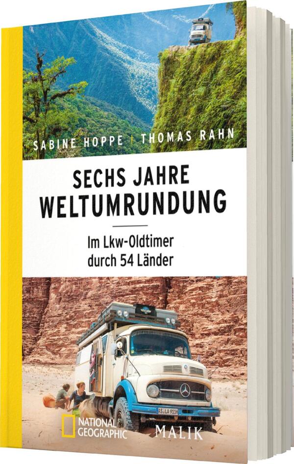 Das Buchcover zeigt einen Lkw-Oldtimer vor einer beeindruckenden Berglandschaft mit grünen Hängen und steilen Klippen. In hellen Farben gehalten, dominiert ein gelber Streifen auf der linken Seite. Der Titel „SECHS JAHRE WELTUMRUNDUNG“ ist in großen, schwarzen Buchstaben zentriert und wird von den Autoren „SABINE HOPPE | THOMAS RAHN“ eingeleitet. Der Untertitel „Im Lkw-Oldtimer durch 54 Länder“ ist in kleinerer Schrift darunter platziert. Die Atmosphäre vermittelt Abenteuer und Entdeckung.