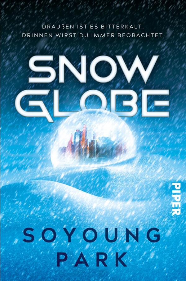 Das Buchcover zeigt einen emotionalen, frostigen Hintergrund in verschiedenen Blautönen. In der Mitte befindet sich eine durchsichtige Schneekugel, die eine stilisierte Stadt zeigt. Der Titel „SNOW GLOBE“ ist groß und markant in Weiß gesetzt, während der Autorennamen „SOYOUNG PARK“ in einem klaren, lesbaren Schriftstil am unteren Rand des Covers erscheint. Zusätzlich befindet sich der Verlagsname „PIPER“ in kleinerer Schrift auf der rechten Seite. Die Atmosphäre vermittelt ein Gefühl von Kälte und Geheimnis.